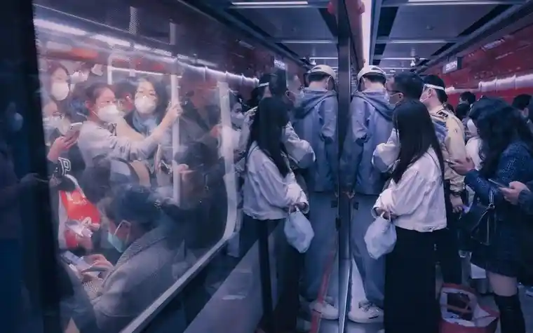 출근 시간대 사람들로 붐비는 지하철 객차 안