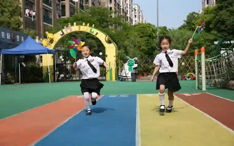 알록달록한 운동장 트랙 위를 두 아이가 웃으며 달려가는 모습