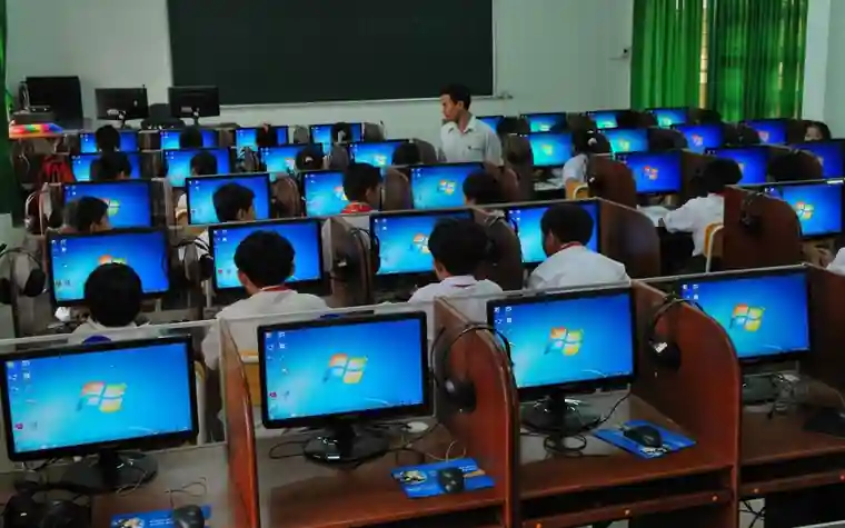 컴퓨터가 줄지어 놓인 학교 전산실