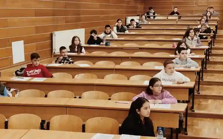 계단식 책상에 줄지어 앉아 시험을 치르는 학생들