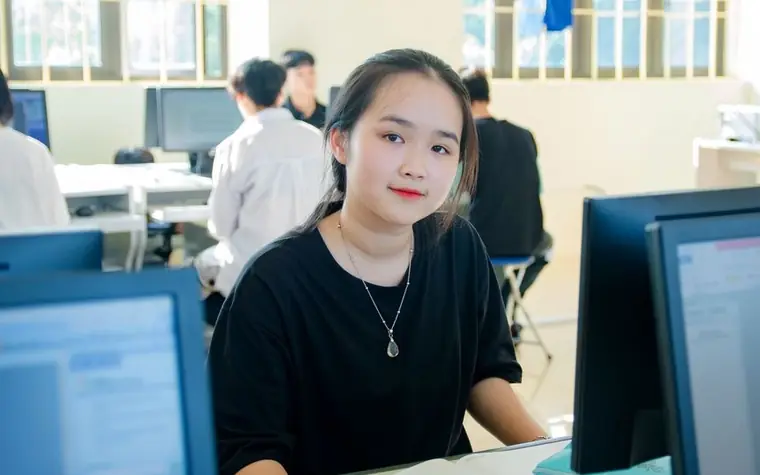 노트에 필기하며 지구본 옆에서 공부하는 학생
