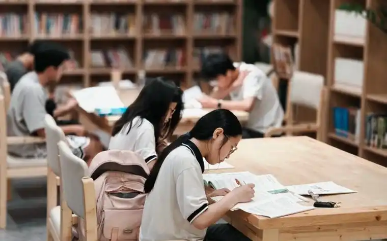 사물함 앞에서 교복을 입고 웃는 세 명의 여학생